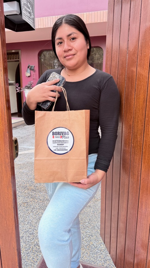 Clienta recibiendo su bolsa BorivagPlus en la puerta de su casa